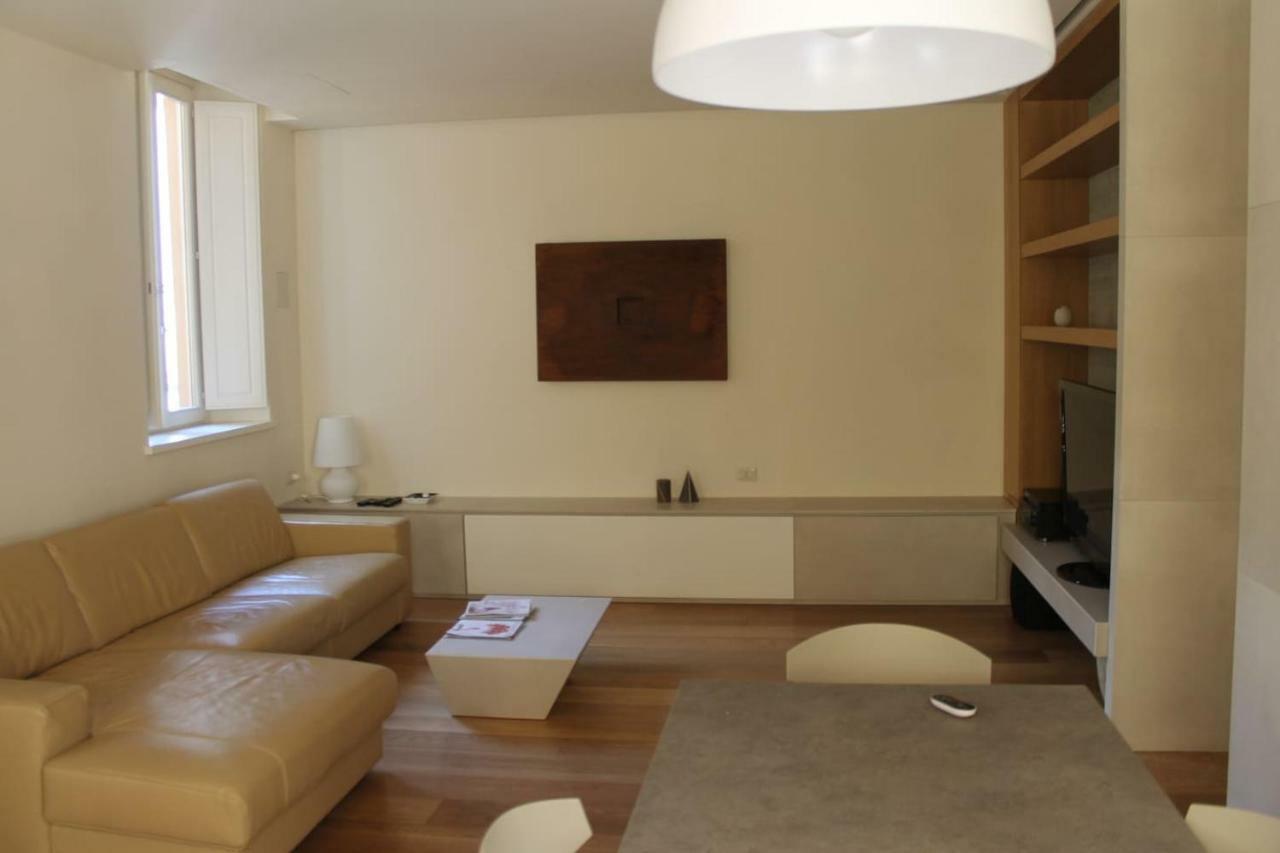 Appartamento Moderno In Centro Storico ルッカ エクステリア 写真
